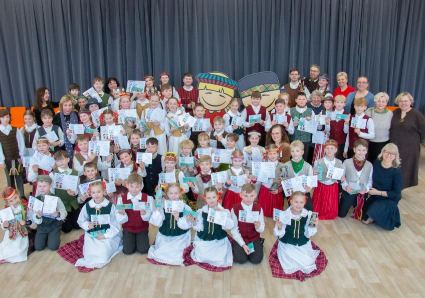 Geriausi Lietuvos moksleivių folklorinių šokių varžytuvių „Patrepsynė“  dalyviai ruošiasi finalui