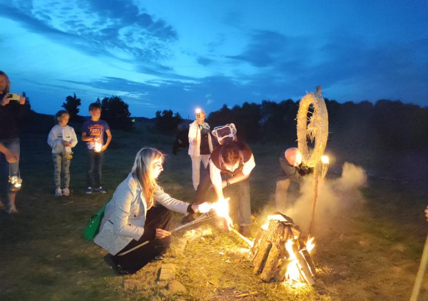 BALTŲ VIENYBĖS DIENĄ VERBŪNIŠKIAI TRADICIŠKAI ŠVENTĖ ANT LUPONIŲ PILIAKALNIO