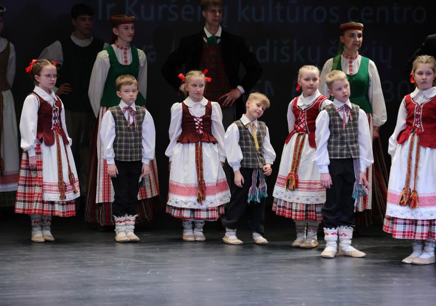 ŠOKIŲ STUDIJOS „DIEMEDĖLIS“ GIMTADIENIU PAŽYMĖTA LIAUDIŠKŲ ŠOKIŲ ŠVENTĖ „JAUNIMĖLIS PASIŠOKS“