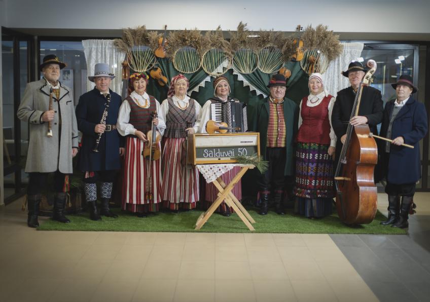Nuskambėjo jau 24-oji Lietuvos liaudiškos muzikos kapelų šventė „Griežk, smuikeli“