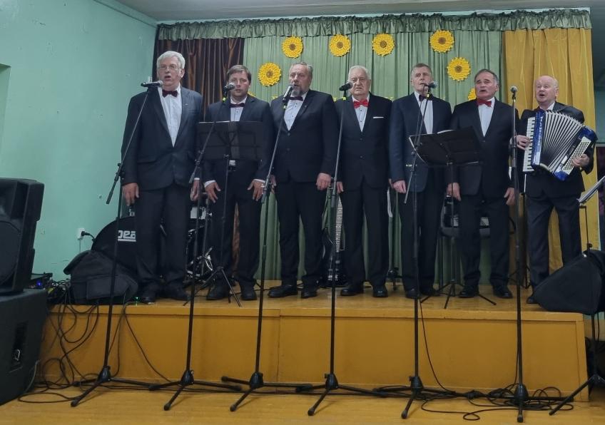 „Kai giminė už mylios, o kaimynas už tvoros“