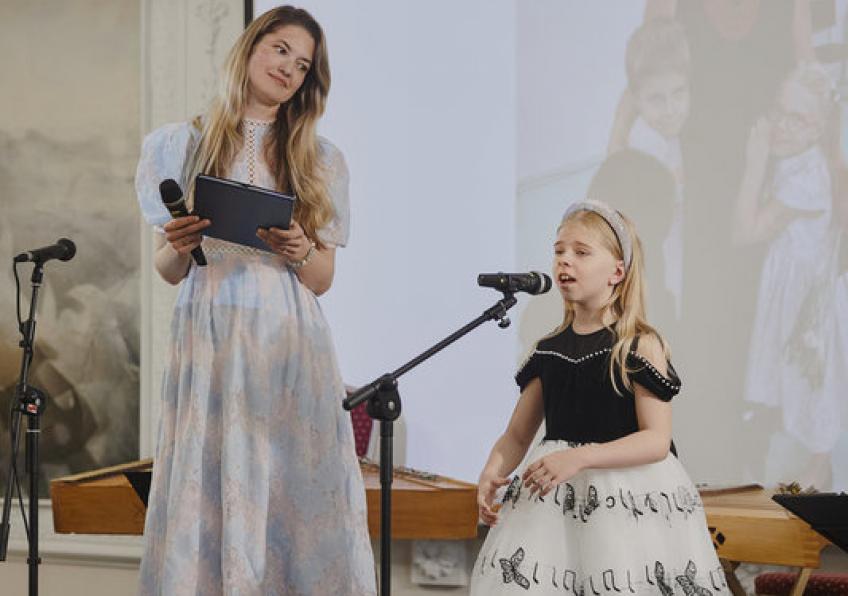 7-metė Akvilė Ališauskaitė surengė koncertinį turą: jį skyrė Lietuvos ir Ukrainos vaikams