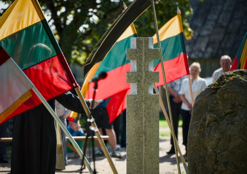 Urkuvėnuose atidengtas tipinis atminimo ženklas žuvusiems partizanams