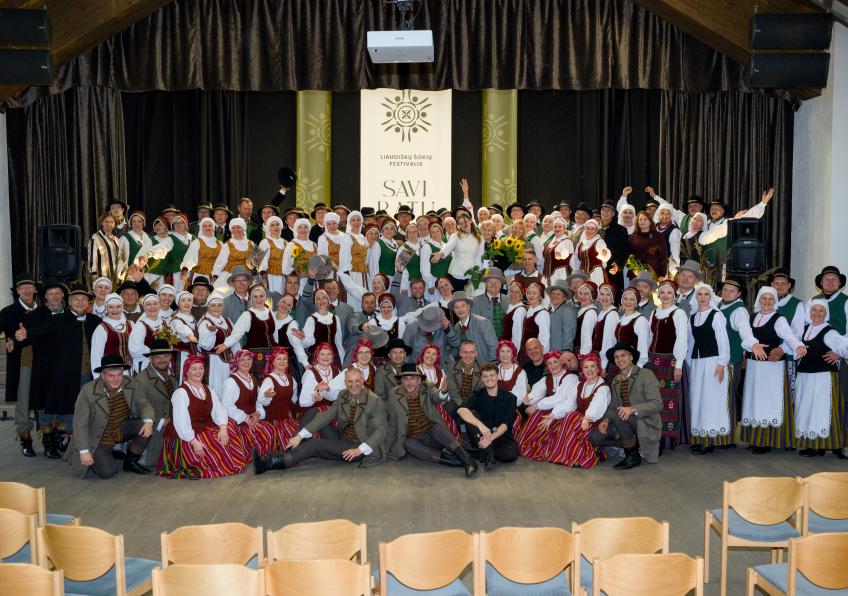 Ginkūnuose nuotaikingai suskambėjo pirmasis liaudiškų šokių festivalis „SAVI RATU“ 