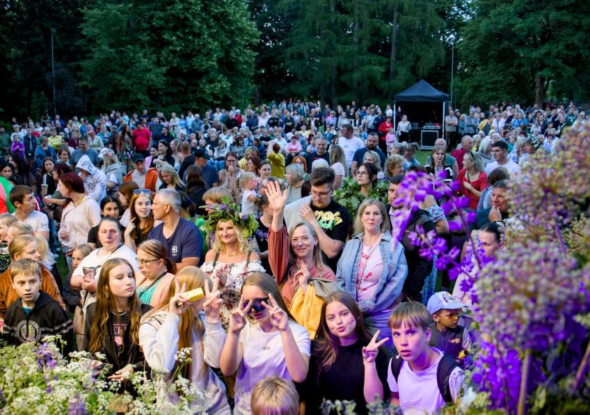 Birželio 23-osios vakarą Kuršėnų dvaro parkas prisipildė žmonių, muzikos, šokių ir Joninių tradicijų