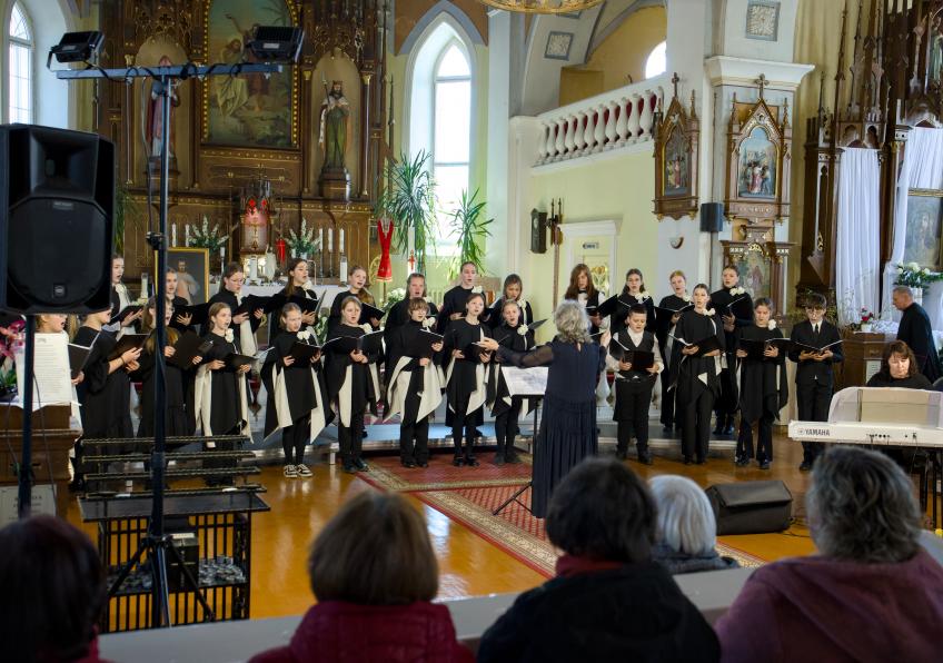 Chorinė sakralinė muzika vėl subūrė klausytojus Kuršėnuose