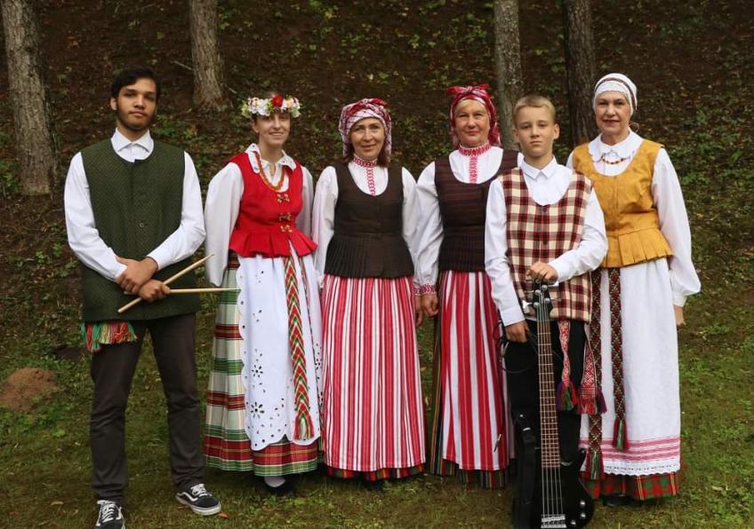 Kapela „Švedė“ sveikino Onutes