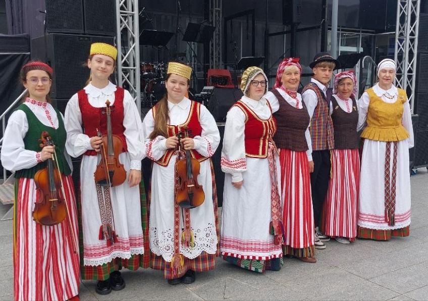 Ginkūnų kultūros centro liaudiškos muzikos kapela ,,Švedė" Šiaulių amatų ir skonių šventėje