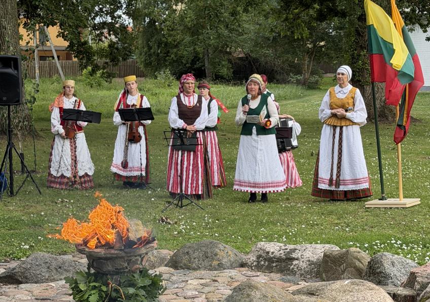 GINKŪNIŠKIAI „TAUTIŠKAI GIESMEI“ SUSIBŪRĖ PRIE AUKURO
