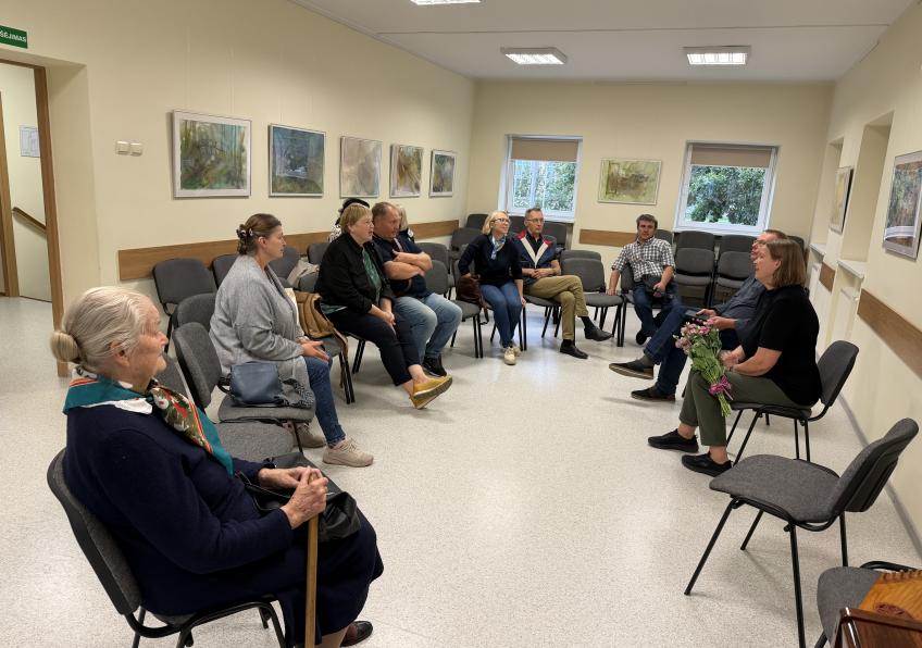 GINKŪNUOSE AKTUALIAI PASIKALBĖTA AKVARELĖS DARBŲ APSUPTYJE