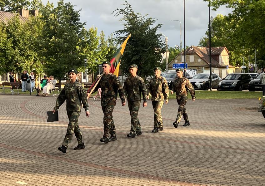 Gruzdžių miestelio aikštėje gausiai susirinkę gyventojai ir svečiai kartu paminėjo Lietuvos valstybės dieną