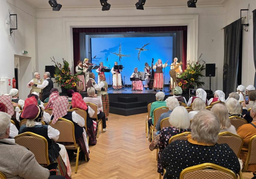  Ginkūnų liaudiškos muzikos kapela ,,Švedė" koncertavo respublikinėje folkloro kolektyvų ir kapelų vakaronėje ,,Padainuosim mes sustoję..." 